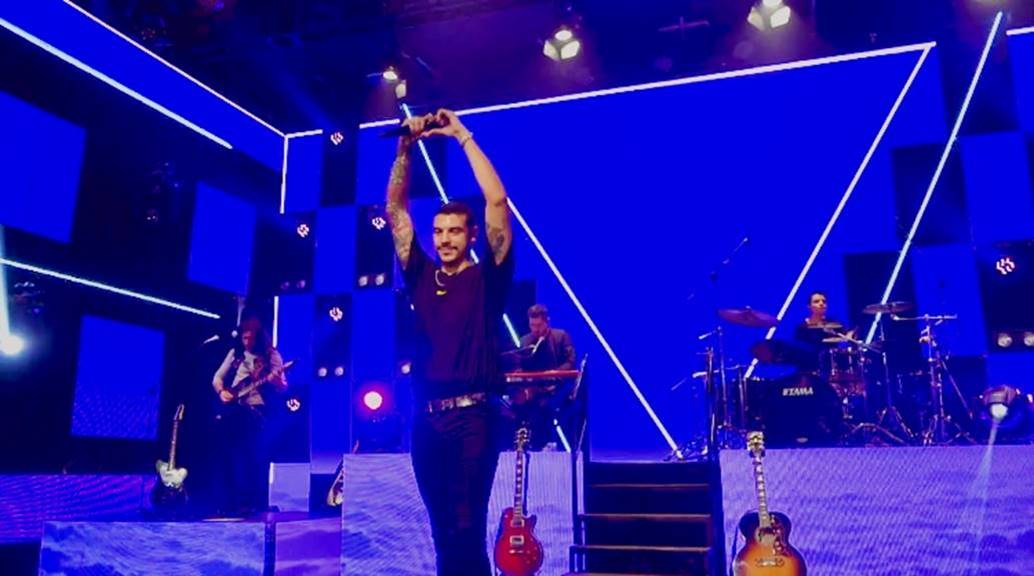 MANUEL MEDRANO celebra el éxito de su concierto virtual