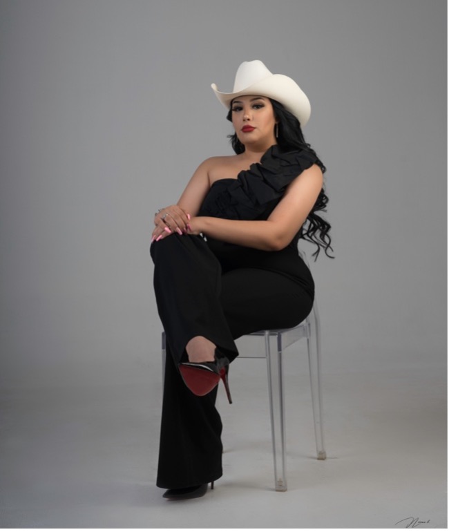 VALENTINA ELIZALDE se une a Fonovisa Y Universal Music Latino