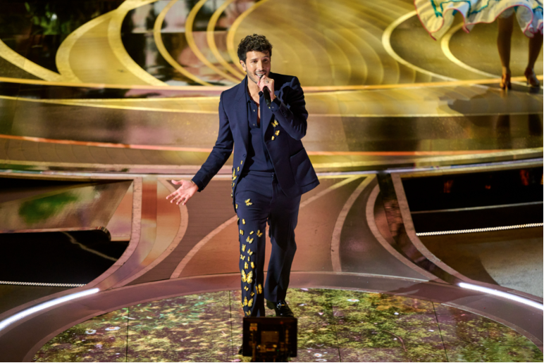 SEBASTIAN YATRA le pone toque latino a la noche de los Oscars