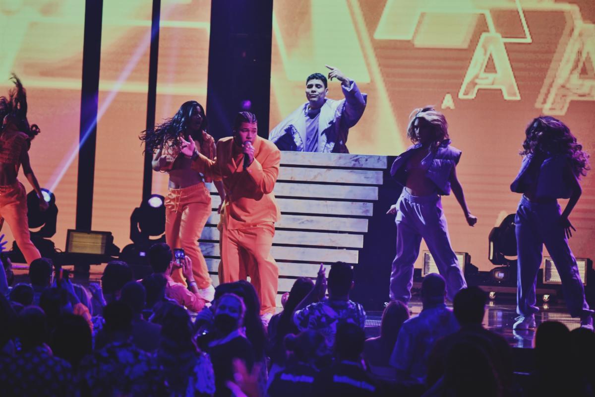 BOZA presento “Ella Remix” en vivo desde Premios Juventud 2022