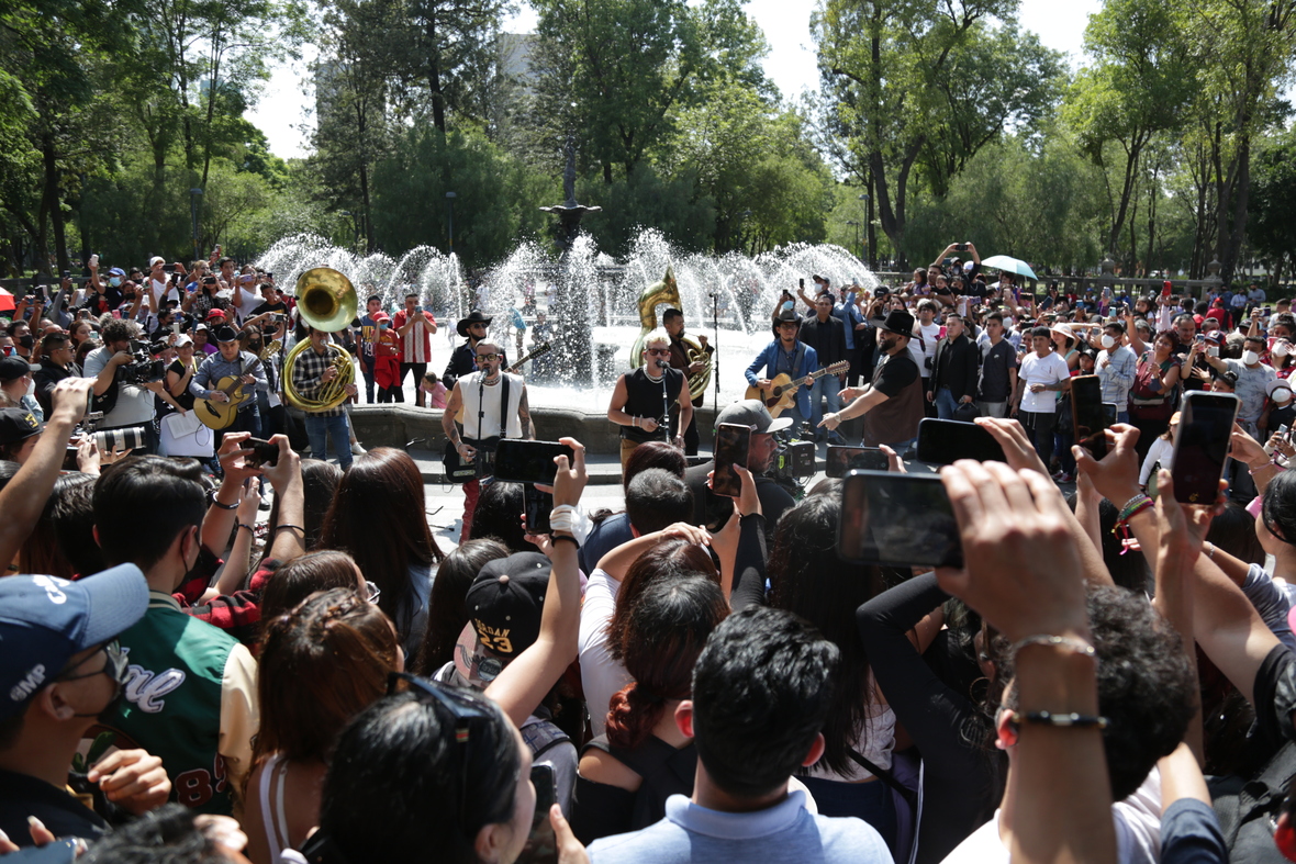 MAU Y RICKY junto a Carin León sorprenden a sus fans en la Ciudad de México