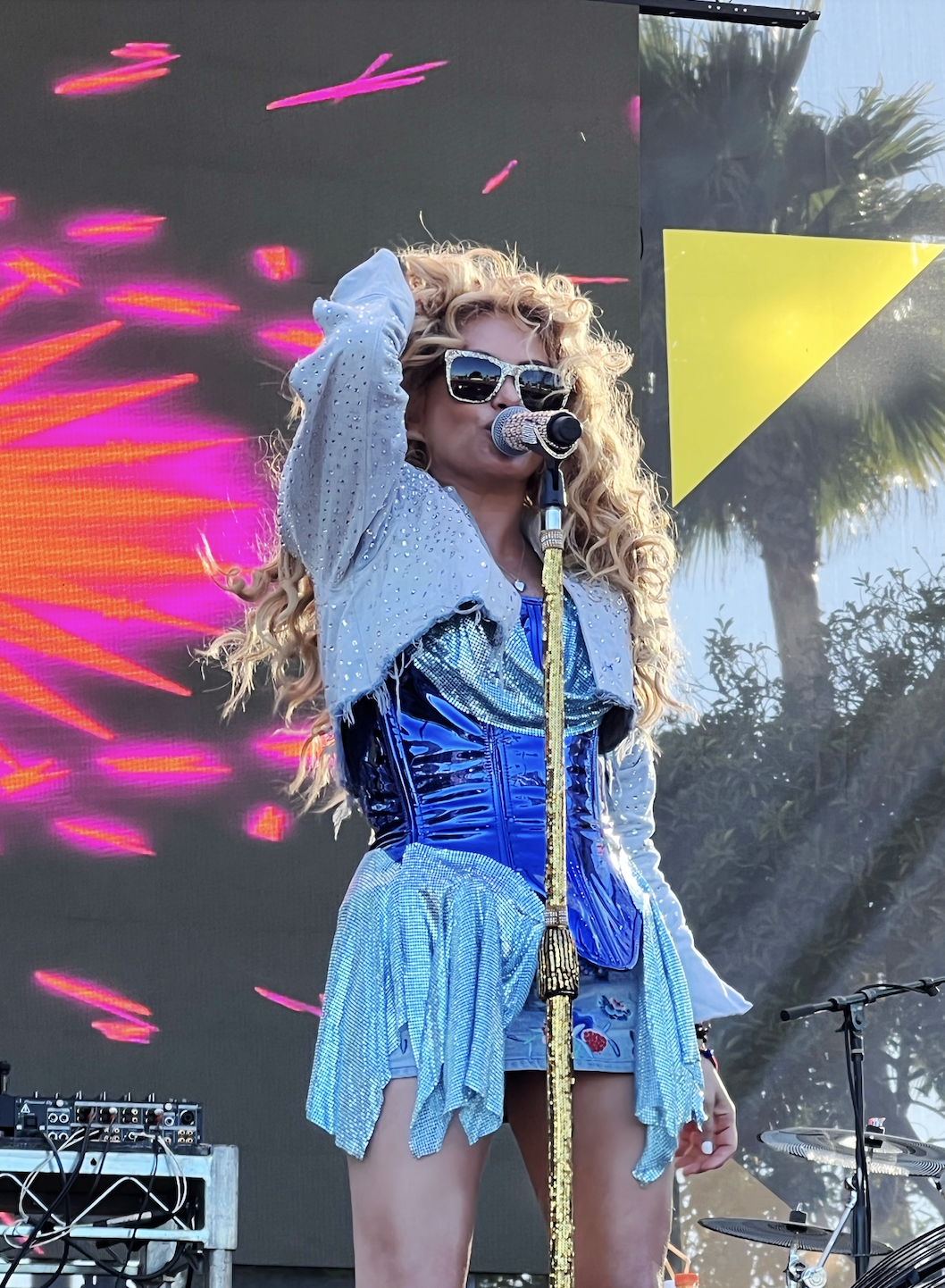 PAULINA RUBIO causa furor en presentación en el Pride Festival de Long Beach