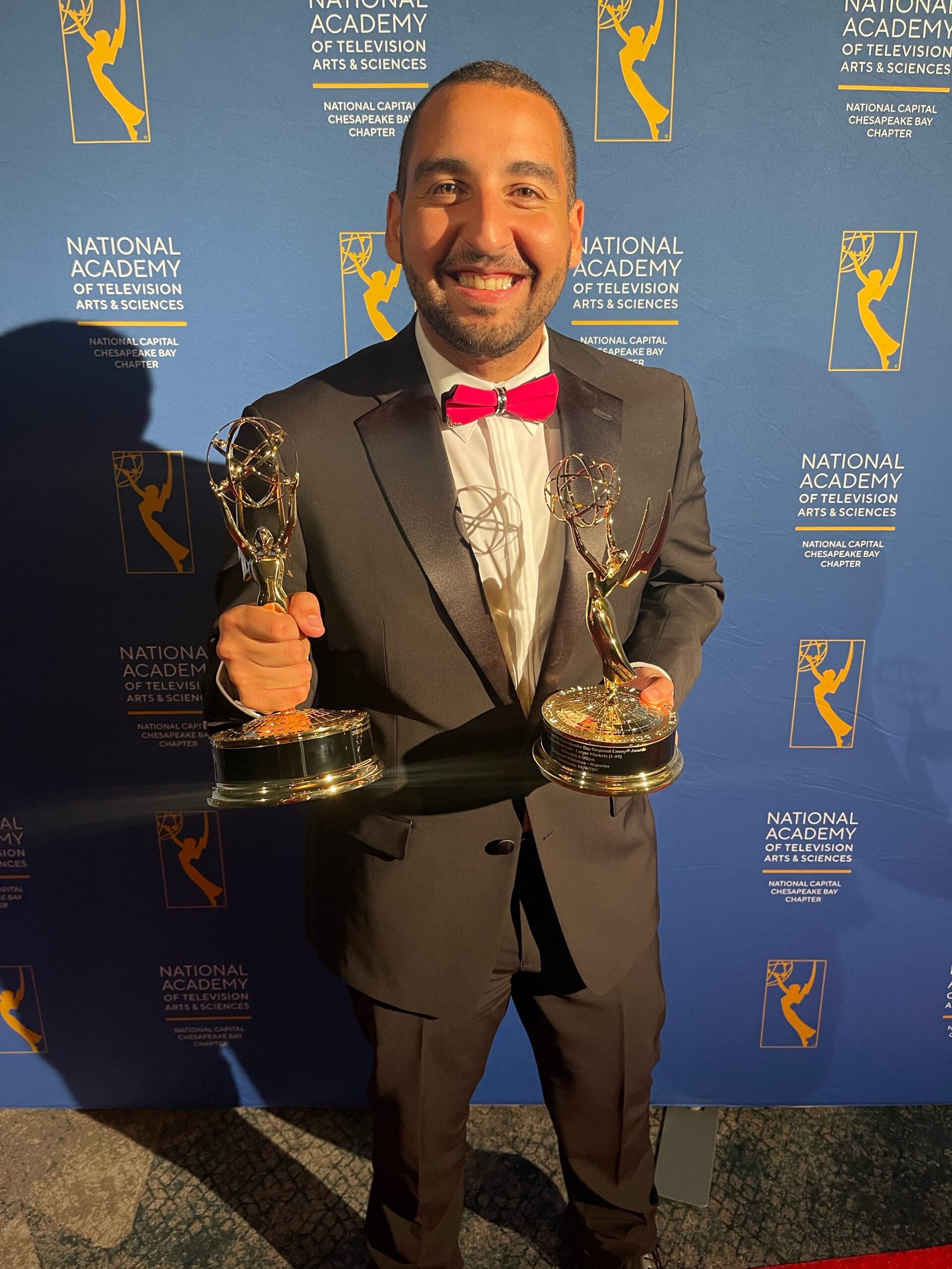 ENMANUEL VILLALOBOS conquista dos premios Emmys en Washington DC