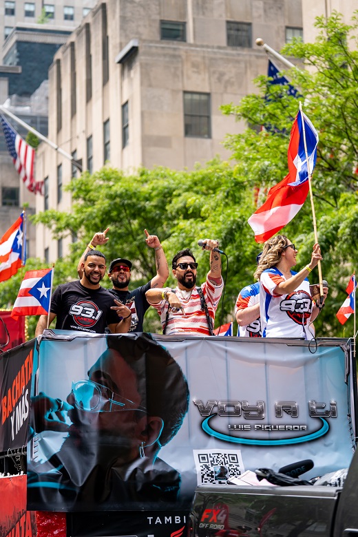 LUIS FIGUEROA deslumbra en el Desfile del Día de Puerto Rico en New York