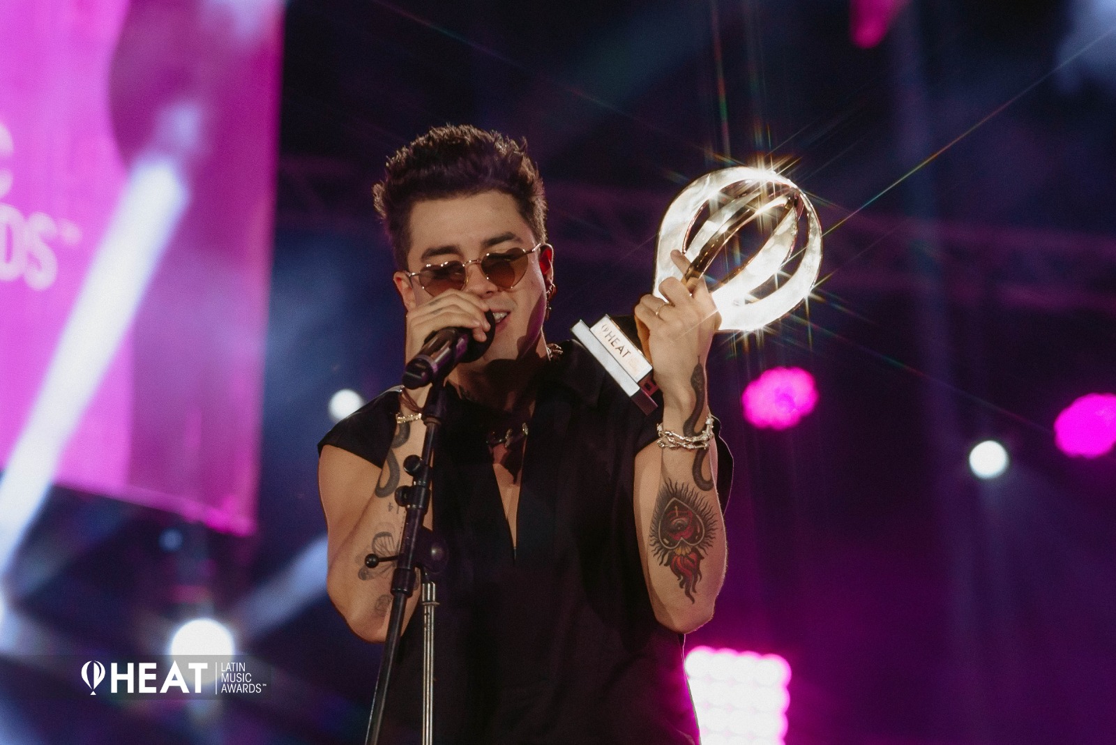 MARIO BAUTISTA se lleva su primer HEAT Latin Music Awards 2023