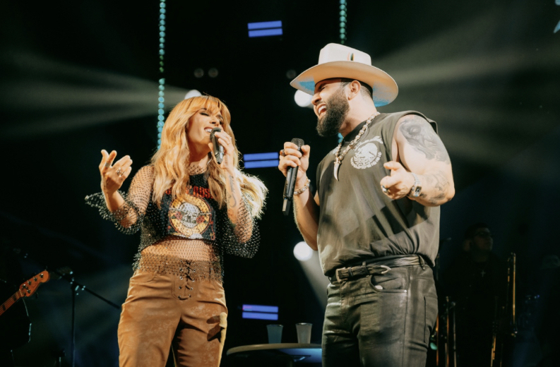 KANY GARCÍA canta en vivo por primera vez con Carín León