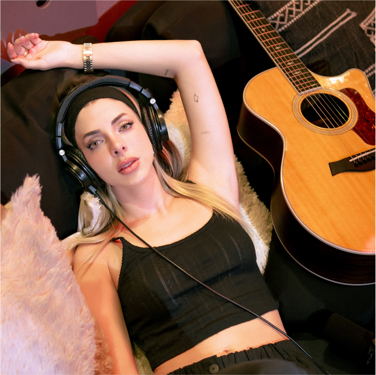 CORINA SMITH presenta versión acústica de su álbum acústico “Triste Pero Siempre Mami”