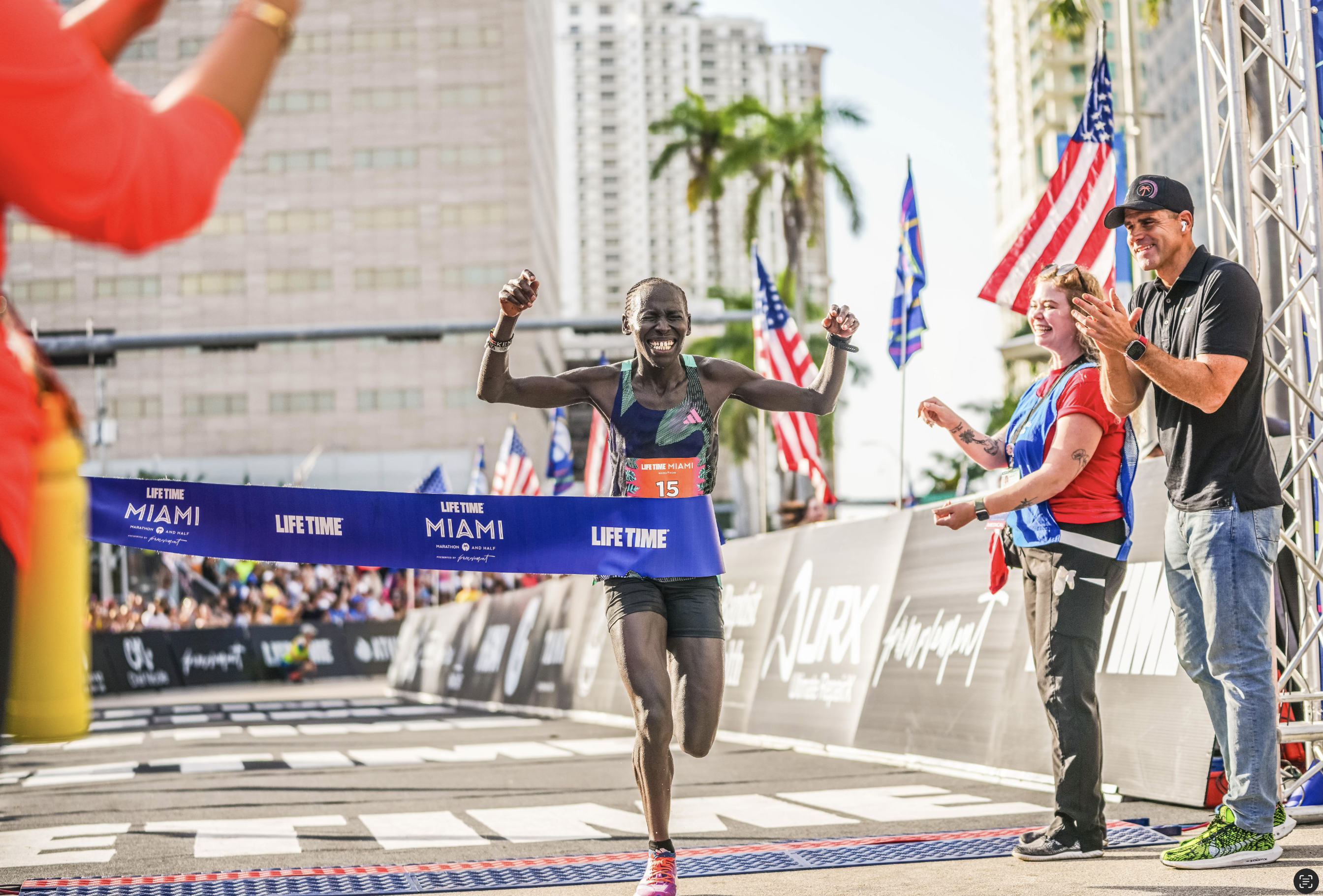 Corredores kenianos dominan el Maratón y el Medio Maratón Life Time Miami 2024