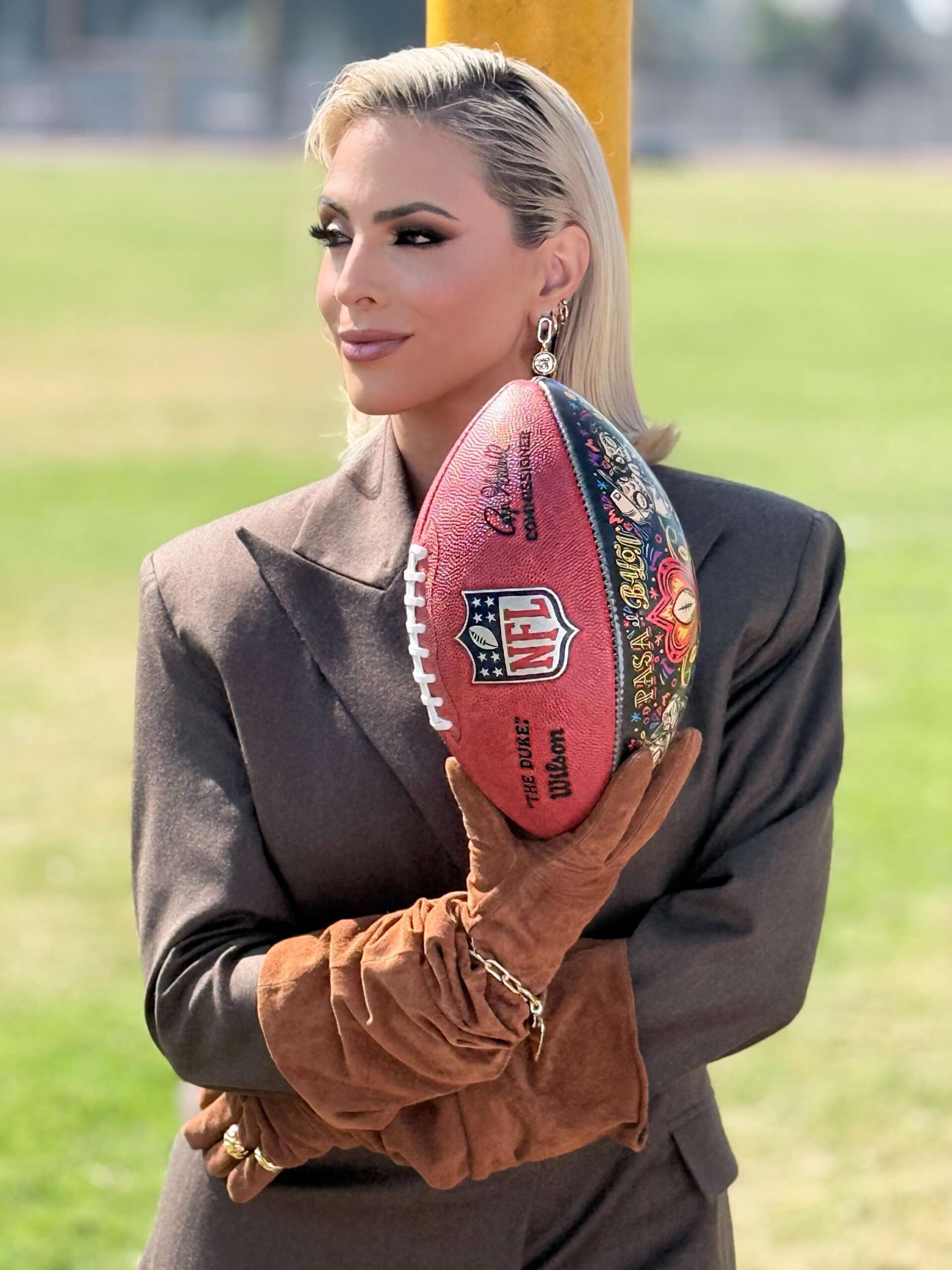VALERIA MARÍN  cierra su décimo tercera temporada de la NFL con un poderoso look custom made en el Super Bowl 60 para TUDN